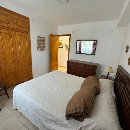 A 350 M De La Playa Les Molins 2 Y Salon-comedor Con Ac 2 Banos 1 Completo Y 1 De Servicio 2º Piso Sin Ascensor Apartment